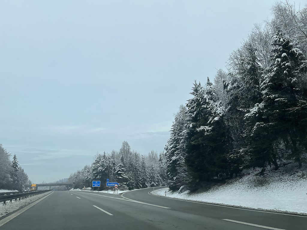 Schnee an der Autobahn