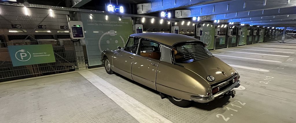 Citroen DS als Verbrenner auf dem Ladeplatz