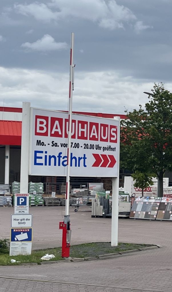 BAUHAUS hat ein Einsehen - die Ladesäulen sind nun rund um die Uhr zugänglich